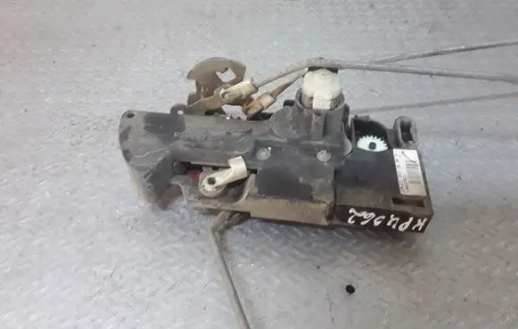Opel Frontera B Front door lock 16637561