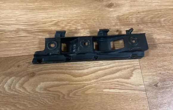 Volkswagen PASSAT B6 Front bumper mounting bracket 3C0807184