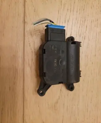Volkswagen Scirocco Air flap motor/actuator 1K0907511 0132801345 17041108