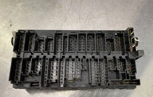 Volkswagen Golf II Fuse module 357937039