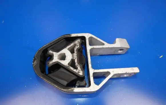 Volvo XC40 Engine mount bracket 8888960949