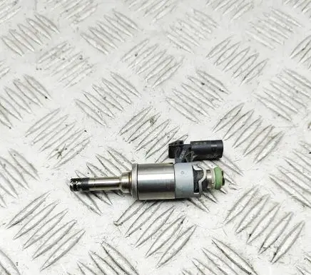 Volkswagen PASSAT B8 Fuel injector 0261500354 04E906036AF