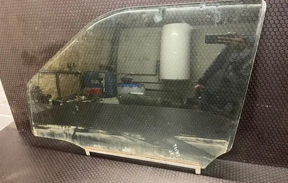 Suzuki Swift I Front door window glass four-door DOT618M321AS2 E2043R00351