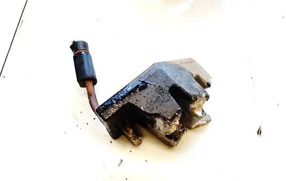 Engine mounting bracket