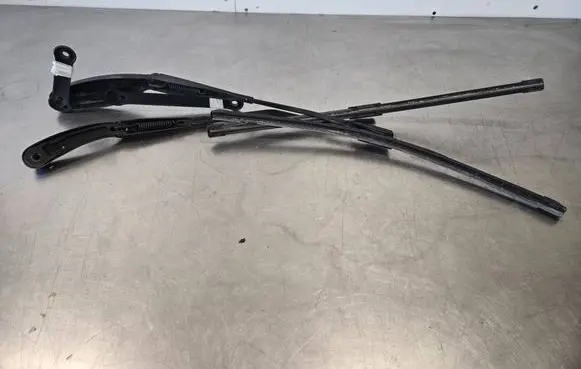 Front wiper blade arm