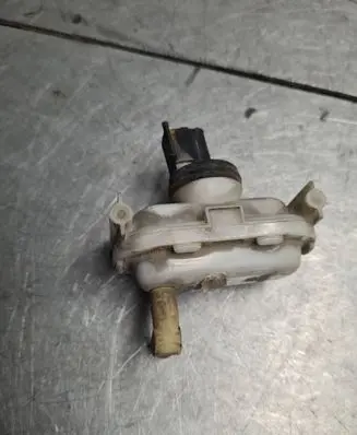 Volkswagen PASSAT B3 Central locking vacuum pump 357862153A