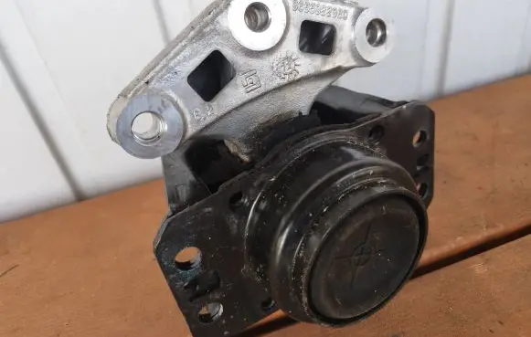 Peugeot 308 Engine mount bracket 9655922980