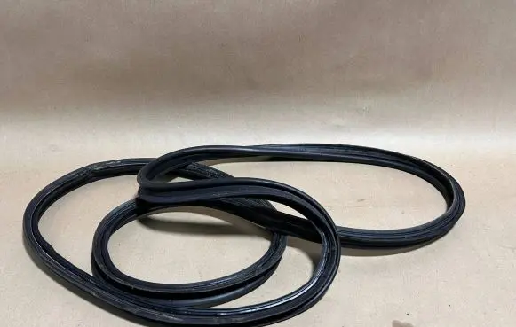 Trunk rubber seal (body)