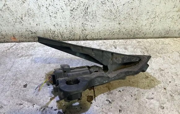 Accelerator throttle pedal