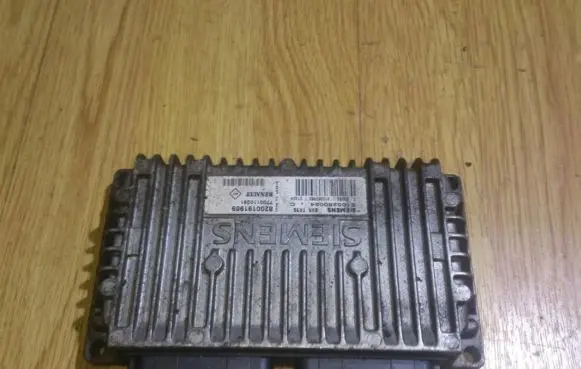 Renault Scenic I Engine control unit/module s105280024c 8200191959