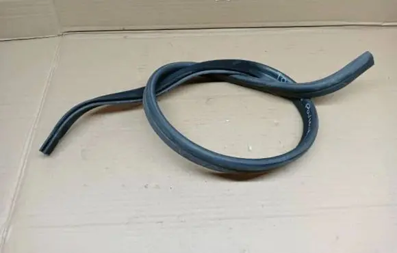 Volkswagen Touran III Engine compartment rubber 