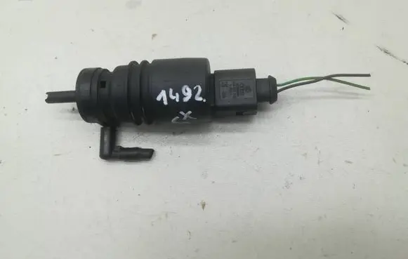 Volkswagen PASSAT B6 Windscreen/windshield washer pump 1J0973722