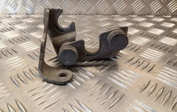 Opel Zafira B Gear shift cable bracket 