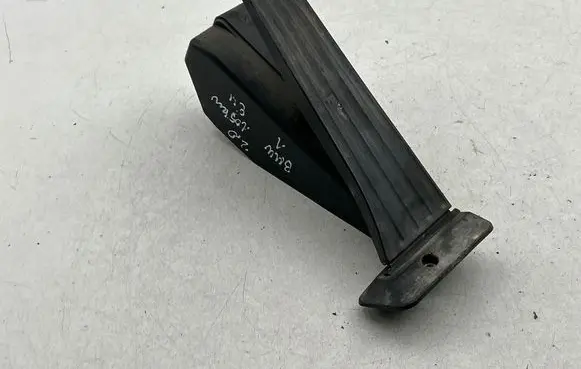 Accelerator throttle pedal