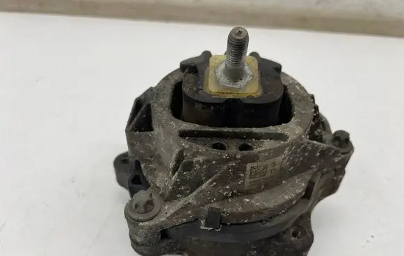 BMW 1 F20 F21 Engine mount bracket 6873704