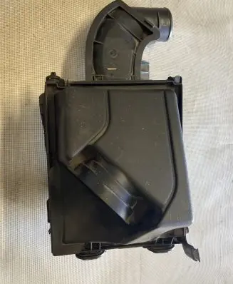 Renault Latitude (L70) Air filter box 8200545836