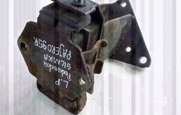 Mitsubishi Pajero Engine mount bracket