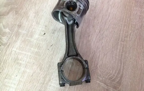 Volkswagen PASSAT B5 Piston with connecting rod