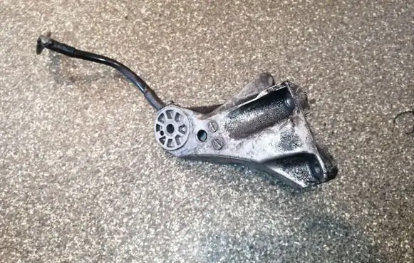Audi Q7 4L Engine mounting bracket 7L6199308B