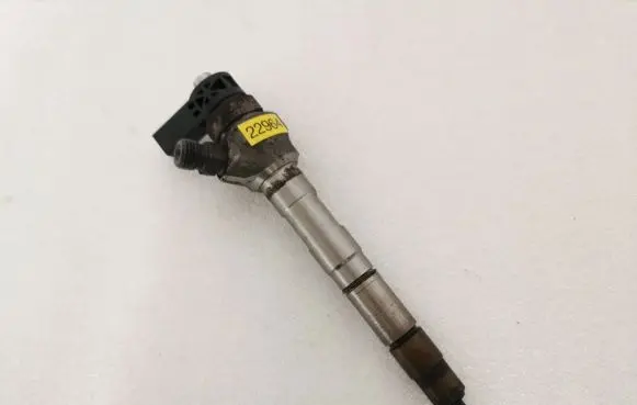Volkswagen Golf VII Fuel injector 04L130277AC