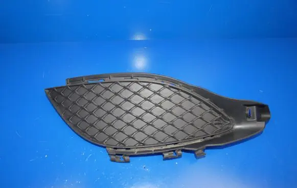 Mercedes-Benz A W176 Front bumper lower grill 280060027 A1768850322