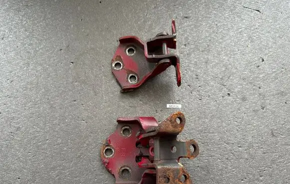 Nissan Patrol 160 Front door lower hinge 80420C6000 80400H8500