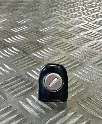 Volkswagen PASSAT B5 Front door lock (next to the handle) 