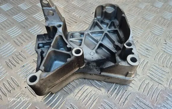 Nissan Qashqai Engine mounting bracket 8200633258