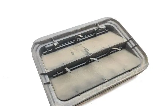 Quarter panel pressure vent