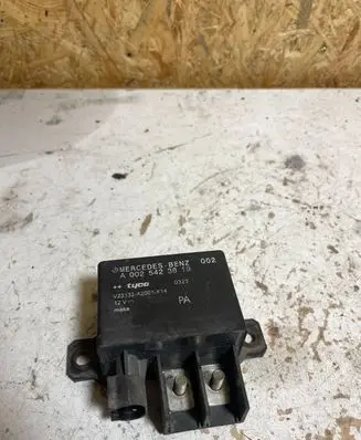 Mercedes-Benz E W211 Charging relay A0025423819 V23132A2001X14