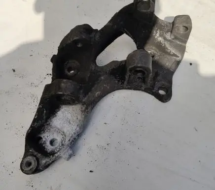 Peugeot 207 Engine mounting bracket 9658199180