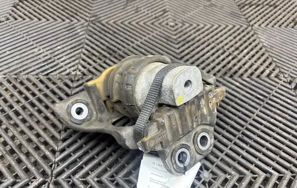 Volvo XC90 Engine mount bracket 32137494