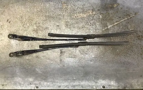 Front wiper blade arm