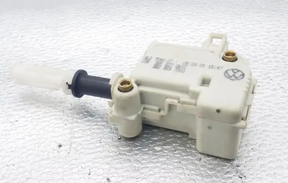 Volkswagen PASSAT B5 Fuel tank cap lock 3B5827061C 3B0959781D