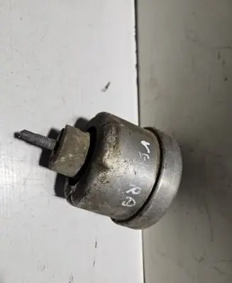 Engine mount bracket