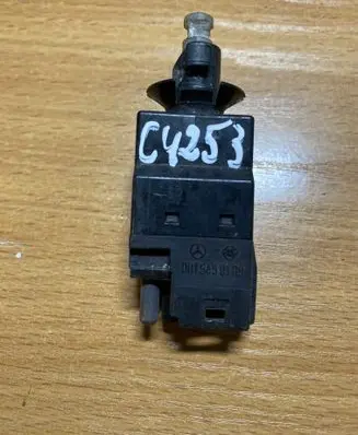 Mercedes-Benz E W210 Brake pedal sensor switch 001545010 C4253