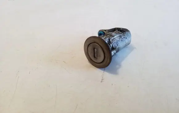 Iveco Daily 5th gen Front door lock (next to the handle) 