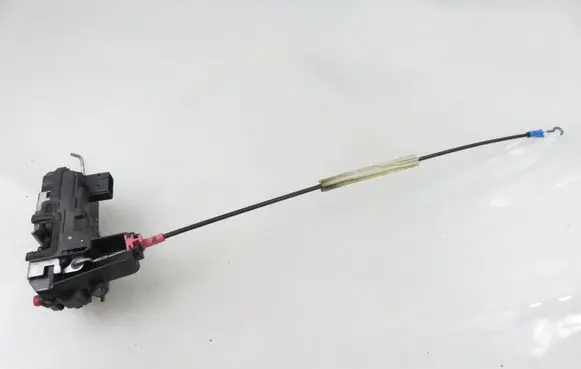 Opel Zafira B Rear door lock 13210738