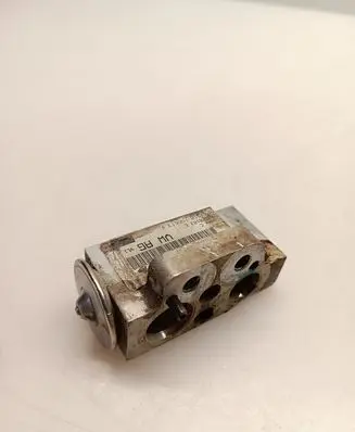 Volkswagen Caddy Air conditioning (A/C) expansion valve 1K0820679 F666902Z