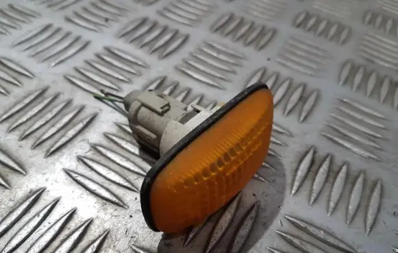 Nissan Almera Front fender indicator light