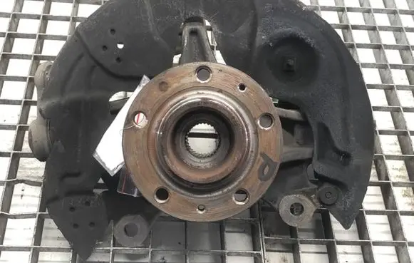 Opel Combo E Front wheel hub spindle knuckle