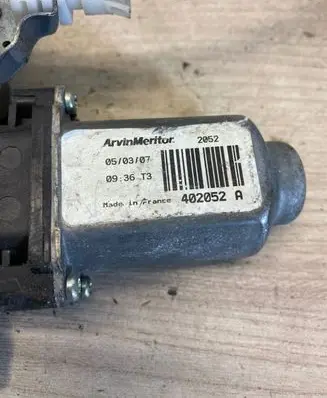 Nissan Qashqai Rear door window regulator with motor 402052a