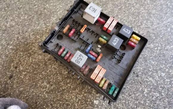 Volkswagen Golf V Fuse module 1K0937124H