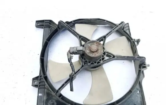 Nissan Sunny Radiator cooling fan shroud
