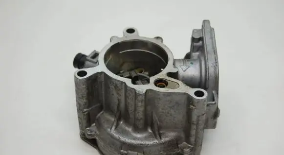 Volkswagen PASSAT B7 Vacuum pump 06J145100C 06H103121J