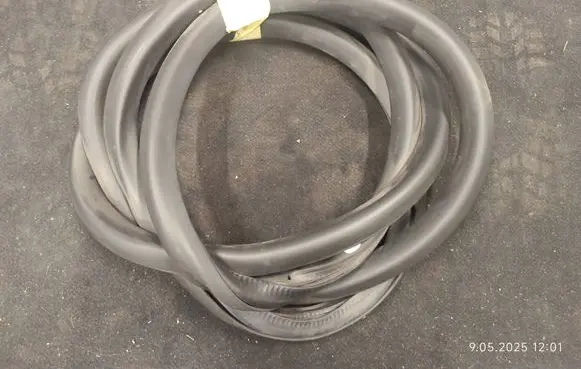 Volkswagen Golf Plus Front door rubber seal 5M0867911D 5M0867911