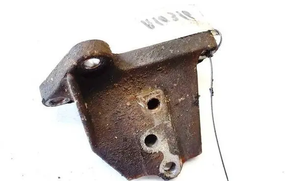 Nissan X-Trail T30 Engine mounting bracket