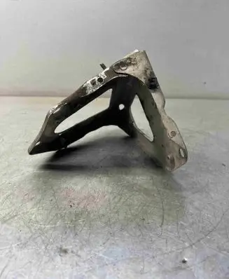 Audi A6 S6 C6 4F Fender mounting bracket 4F0821135