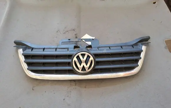 Volkswagen Touran I Front bumper upper radiator grill 1T0853651