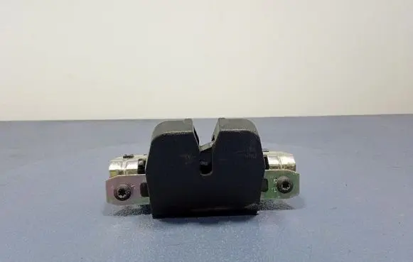 Opel Astra J Tailgate/trunk/boot lock/catch/latch 13117285